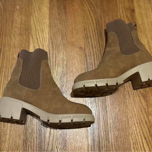 Women's Size 6 Zby Ankle Boots NWOB - Picture 1 of 4